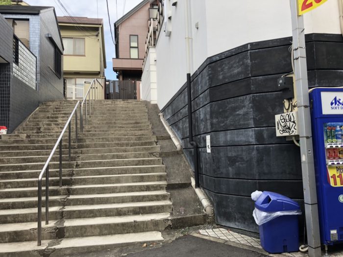 渋谷のパーソナルトレーニングジム EZILの階段